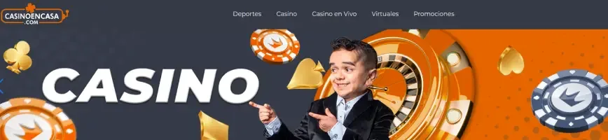 Cabecera naranja con la palabra «Casino», fichas doradas y un presentador de traje, tal como la reproduce la reseña chilena de c19.cl.
